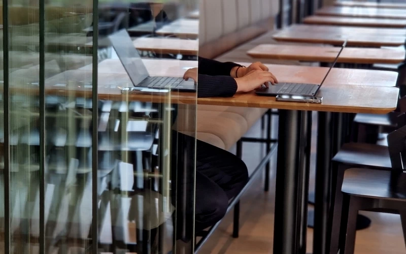 Giyotin Cam Sistemleri ile Ticari Alanlarda Alan Yönetimi